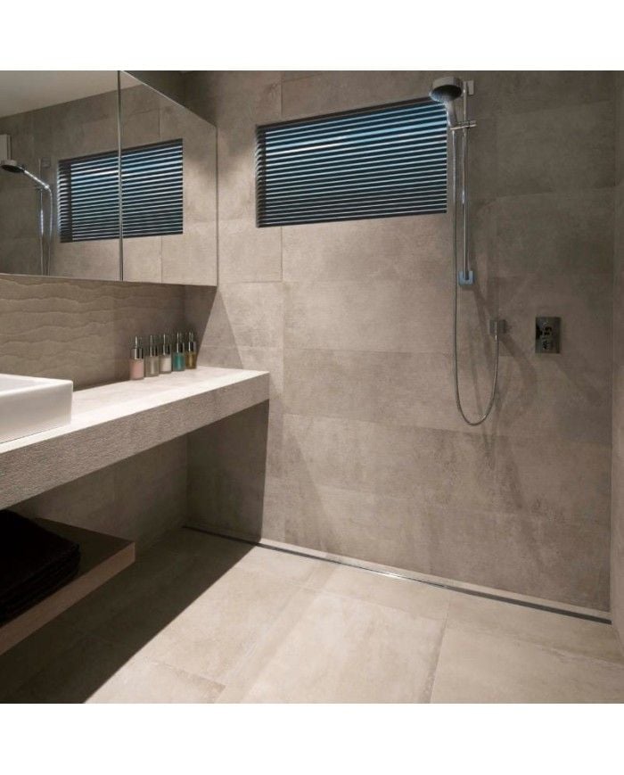 Caniveau drain Twiggi Carrodrain en inox, design épuré, intégré dans une douche moderne beige.