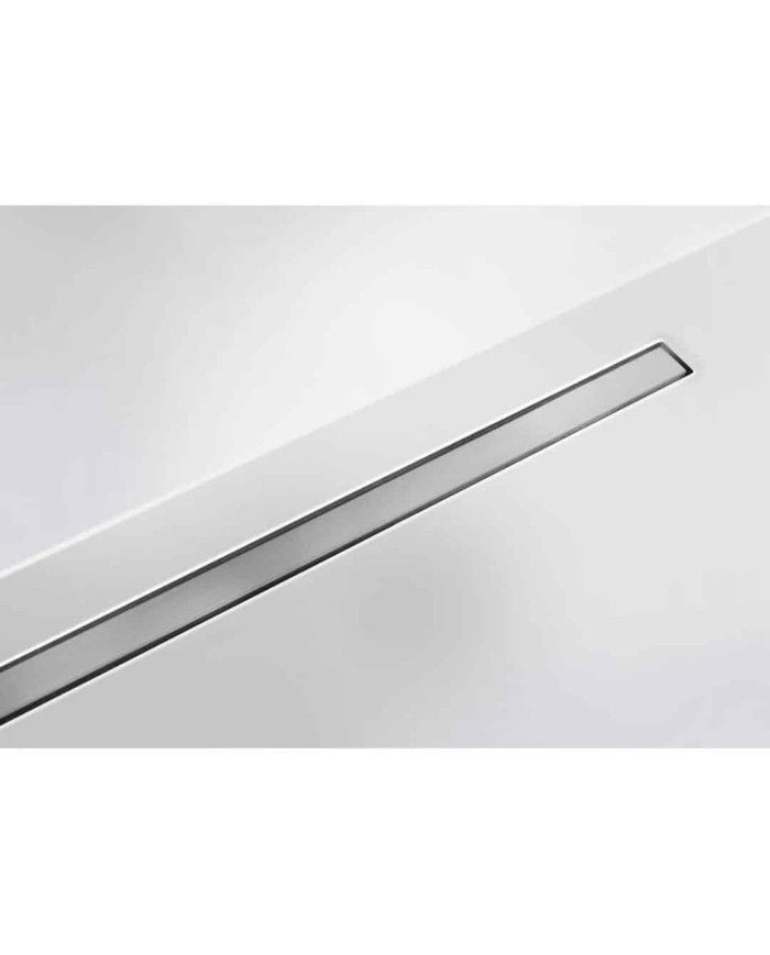 Caniveau de douche rectangulaire en inox Carrodrain Liquid, finition élégante et discrète.