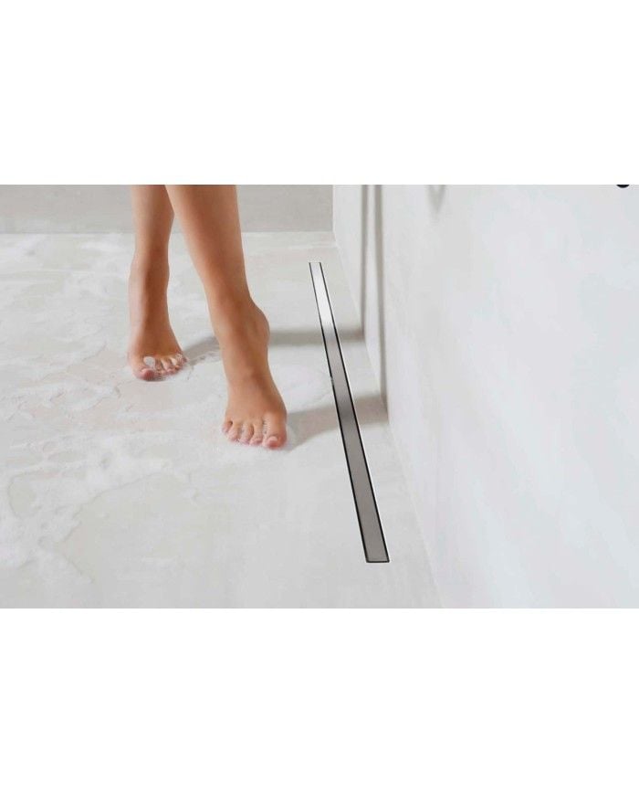 Caniveau de douche rectangulaire inox Carrodrain Liquid, design épuré, intégration discrète au sol.