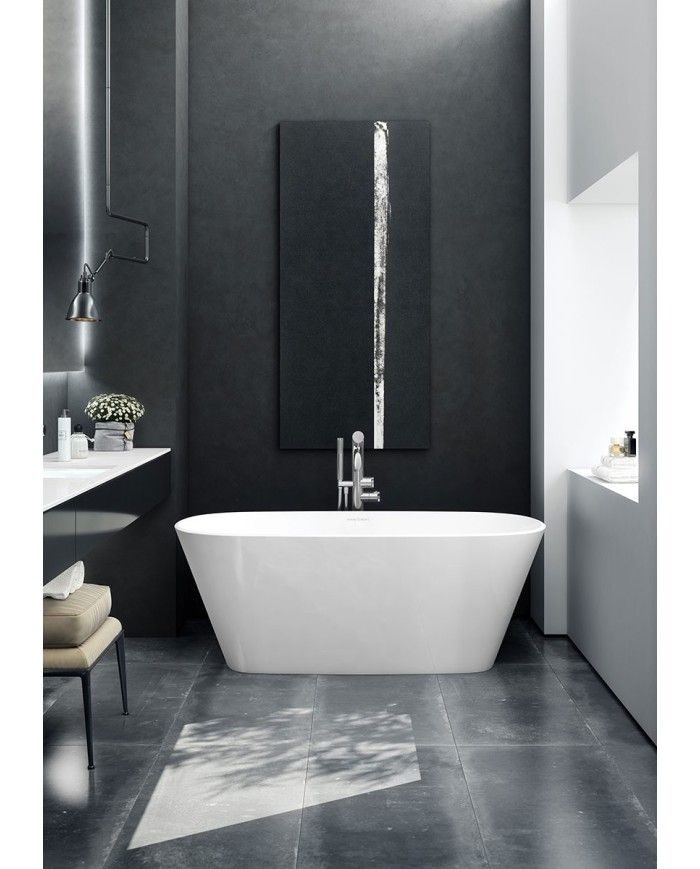 Baignoire Vetralla Victoria+Albert en blanc, design ovale élégant dans une salle de bain moderne.