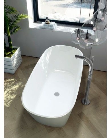 Baignoire ovale Vetralla Victoria+Albert en Quarrycast blanc, robinetterie chromée, design élégant sur parquet clair.