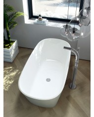 Baignoire ovale Vetralla Victoria+Albert en Quarrycast blanc, robinetterie chromée, design élégant sur parquet clair.