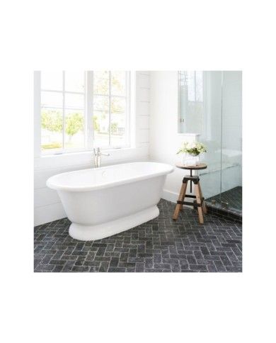 Baignoire rétro York Victoria+Albert blanche sur socle, salle de bain élégante, sol carrelage gris.