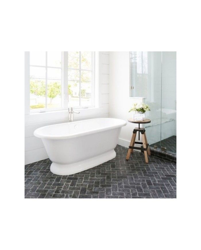 Baignoire rétro York Victoria+Albert blanche sur socle, salle de bain élégante, sol carrelage gris.