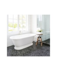 Baignoire rétro York Victoria+Albert blanche sur socle, salle de bain élégante, sol carrelage gris.