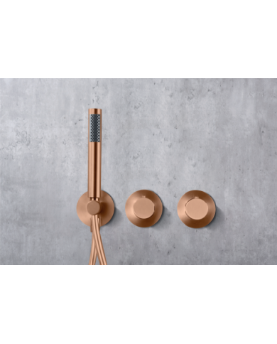 Robinetterie thermostatique encastrée en or rose brossé, design épuré et élégant, avec manettes rondes.