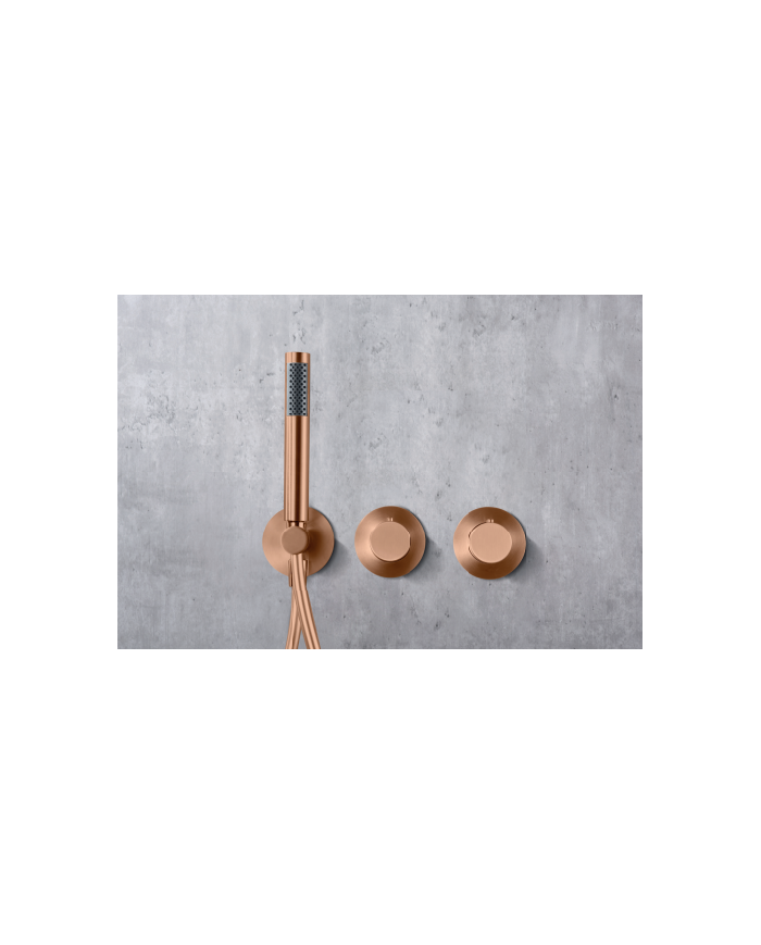 Robinetterie thermostatique encastrée en or rose brossé, design épuré et élégant, avec manettes rondes.