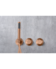 Robinetterie thermostatique encastrée en or rose brossé, design épuré et élégant, avec manettes rondes.