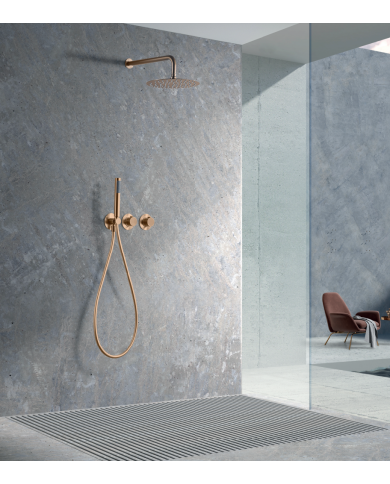 Robinetterie thermostatique encastrée en or rose brossé, design élégant et minimaliste, mur en béton brut.