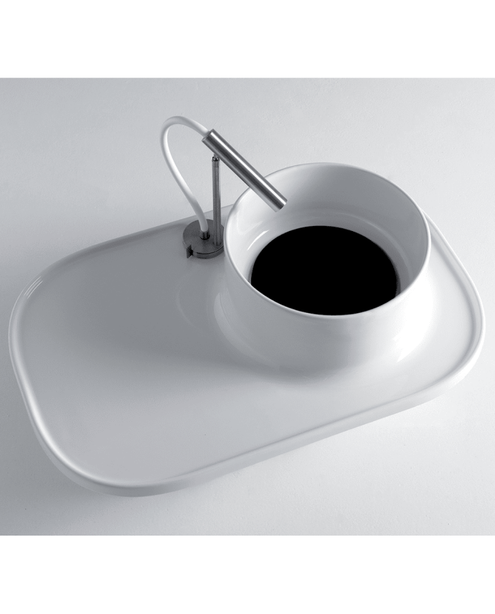 Lavabo rond en céramique blanche avec robinetterie intégrée, modèle Up 700 par Bleu Provence.