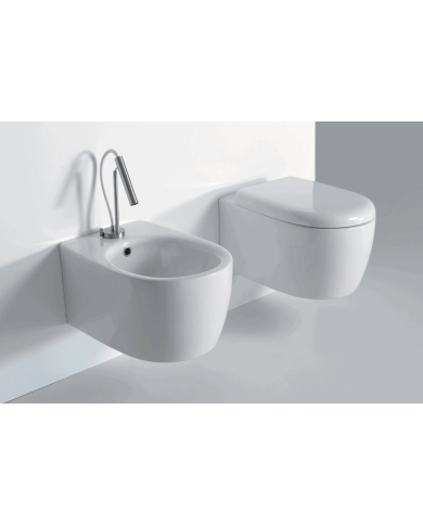 Bidet suspendu Twiggy Bleu Provence en céramique blanche, robinetterie chromée, design épuré.