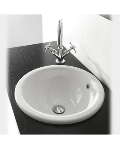 Lavabo sous plan rond en céramique blanche Bleu Provence avec robinetterie rétro chromée.