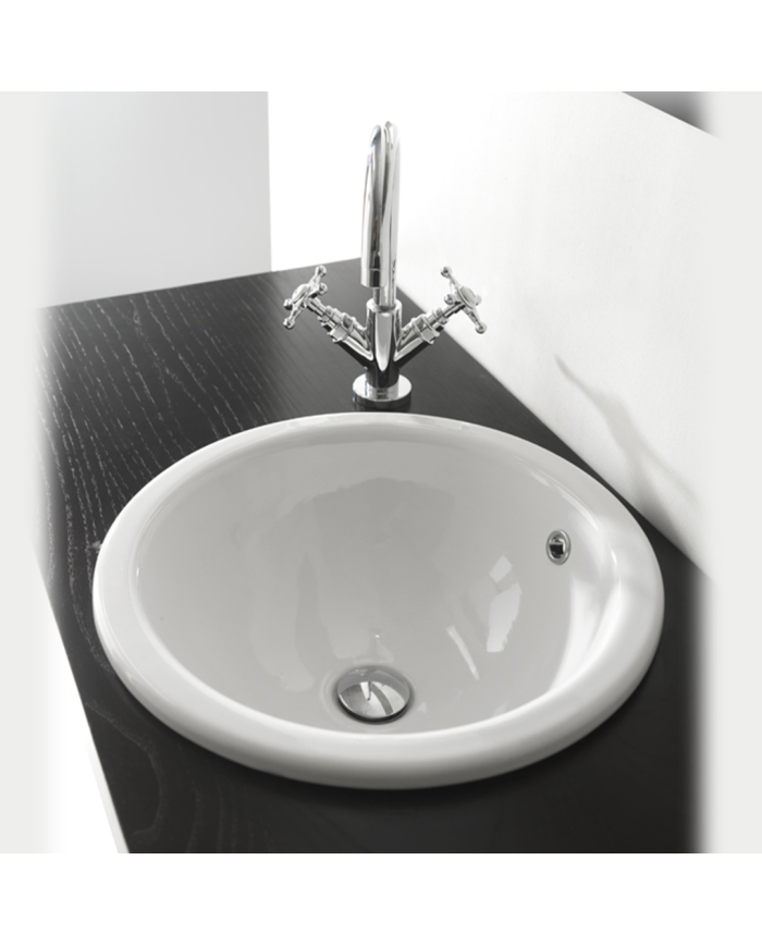 Lavabo sous plan rond en céramique blanche Bleu Provence avec robinetterie rétro chromée.